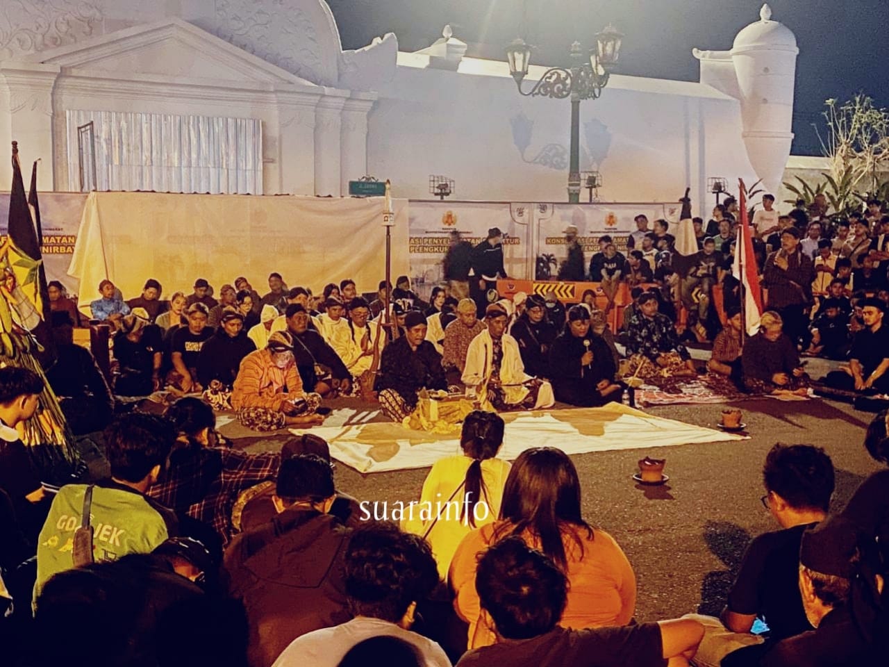 Taman Sesaji Ikut Lampah Mbisu: Mengitari Magis Kraton di Malam Suro