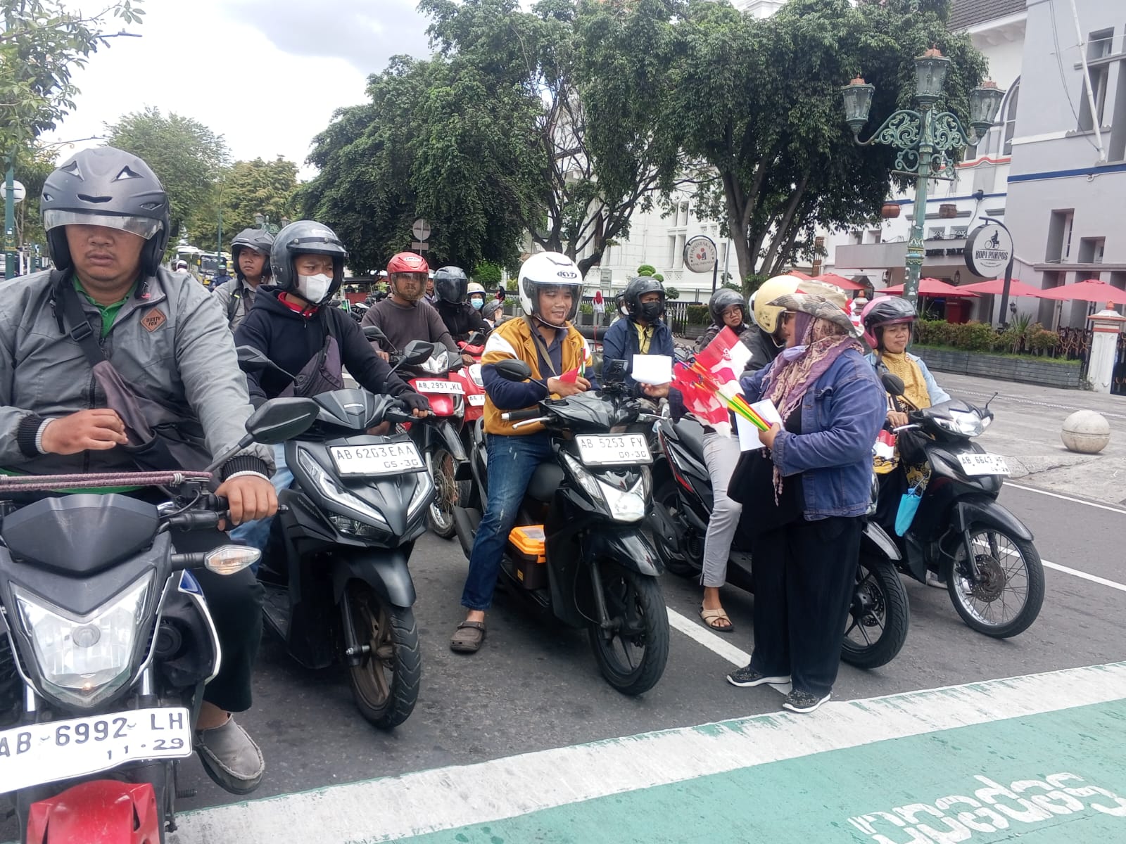 Aksi ARPI Bagikan 1.000 Bendera Merah Putih di Titik Nol Peringati Hari Sumpah Pemuda