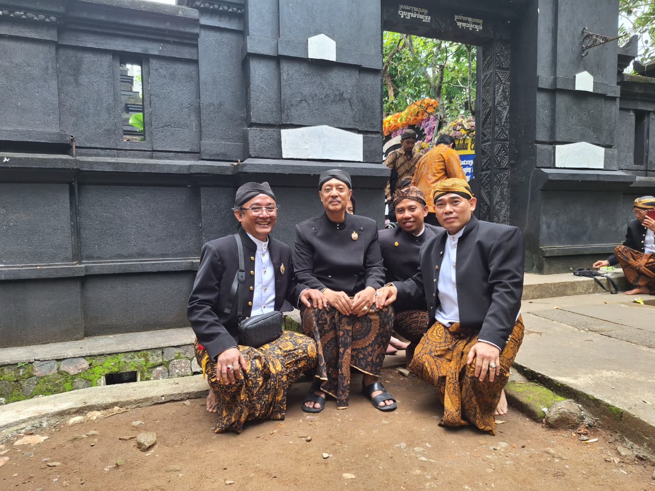 KRMP Sunardi Hadiri Pemakaman Raja PB XIII di Imogiri’Wujud Penghormatan Terakhir bagi Penjaga Budaya Jawa