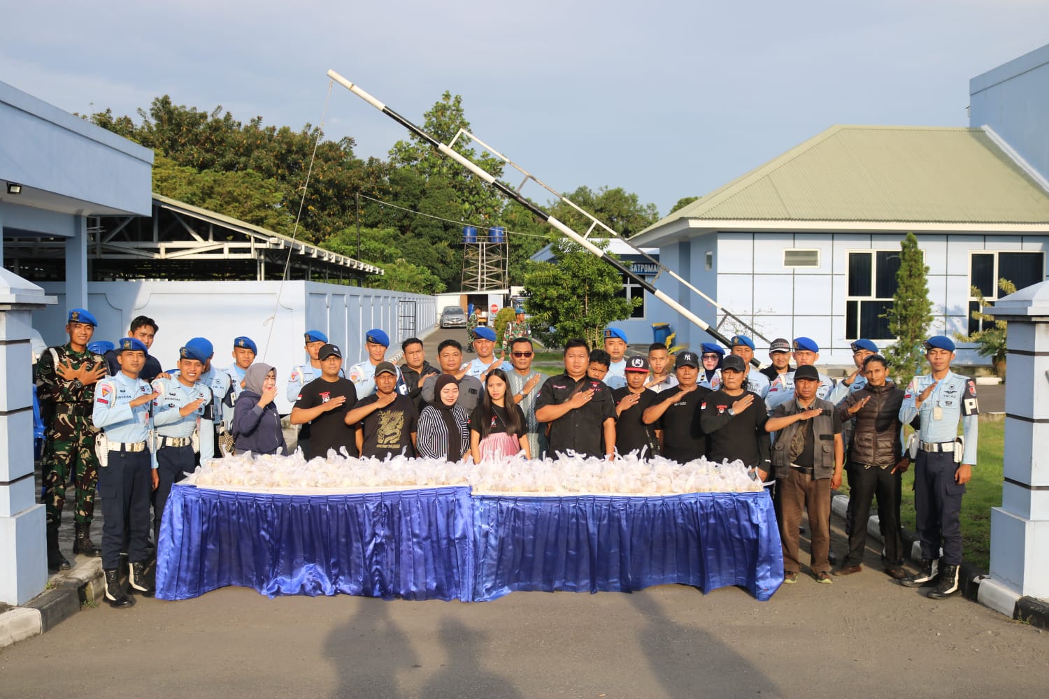 2.000 Takjil Dibagikan Dopper Shooting Club Bersama TNI AU