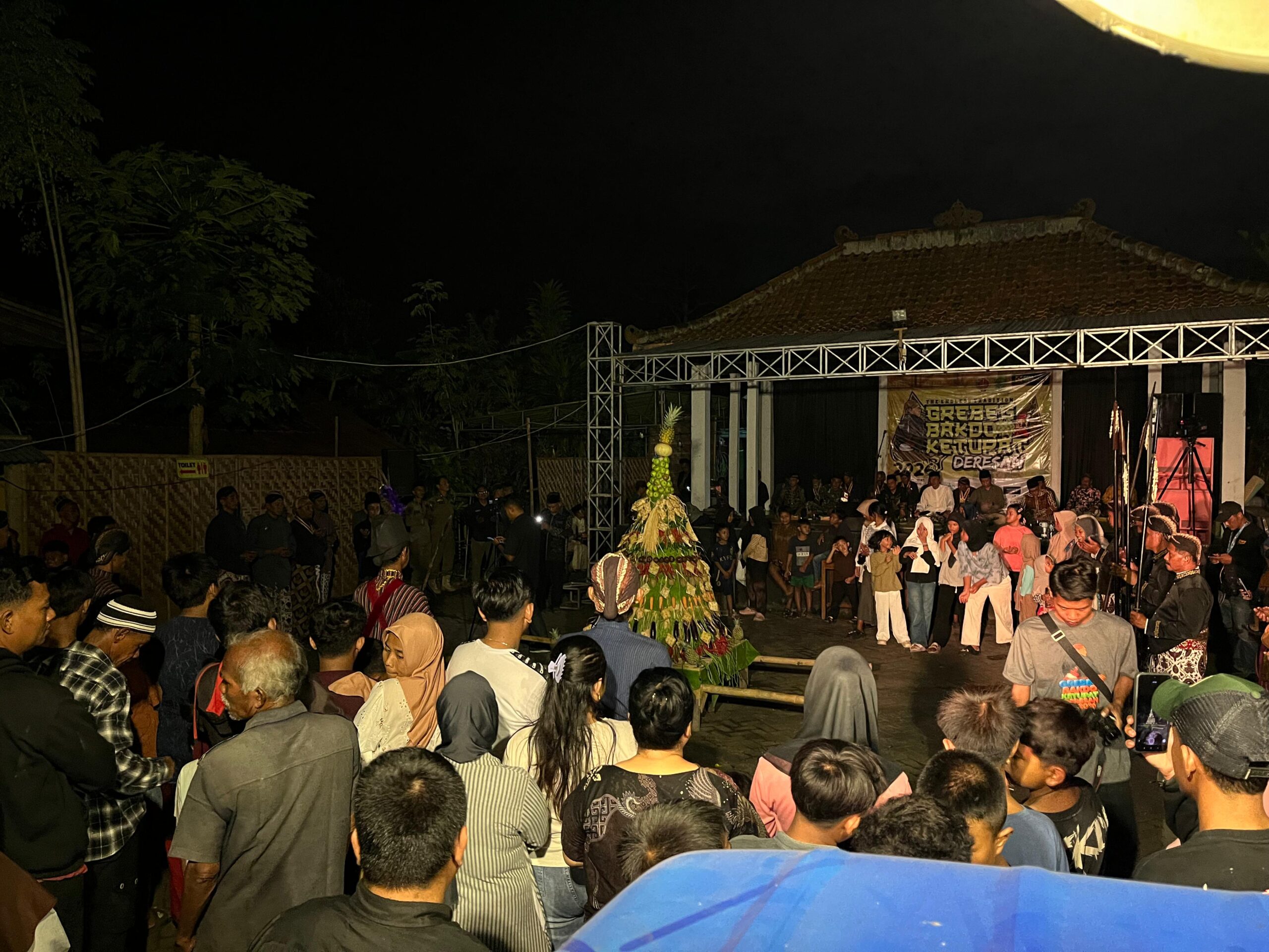 Ratusan Warga Rebut Gunungan Ketupat di Garebeg Deresan