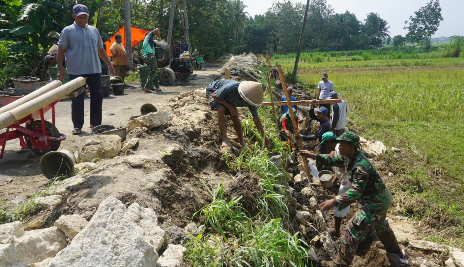 Satgas TMMD dan Warga Kulon Progo Kebut Talud Jalan