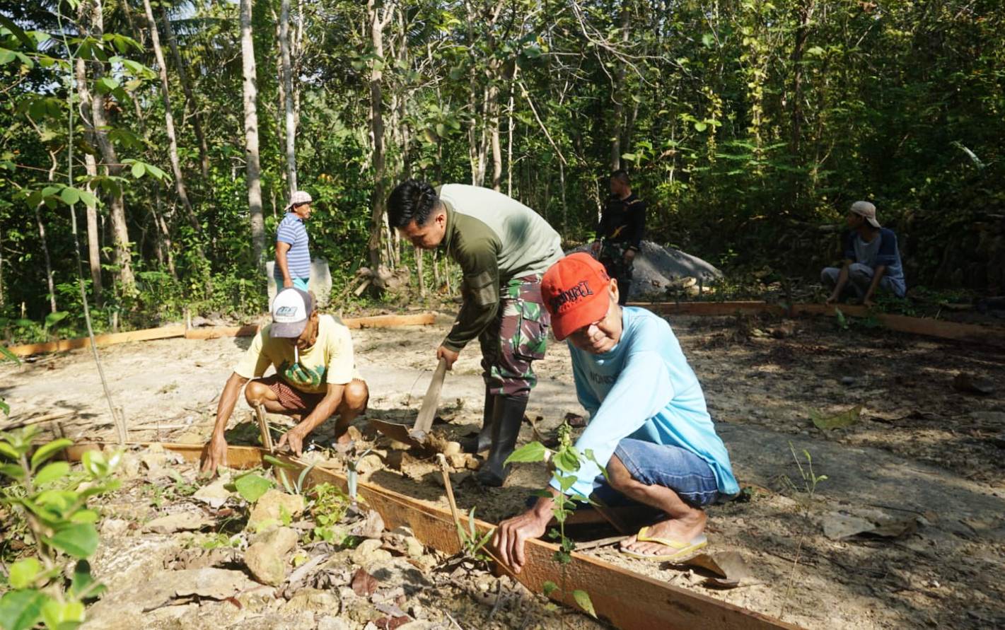Pemasangan Begisting Percepat Cor Jalan TMMD Kulon Progo