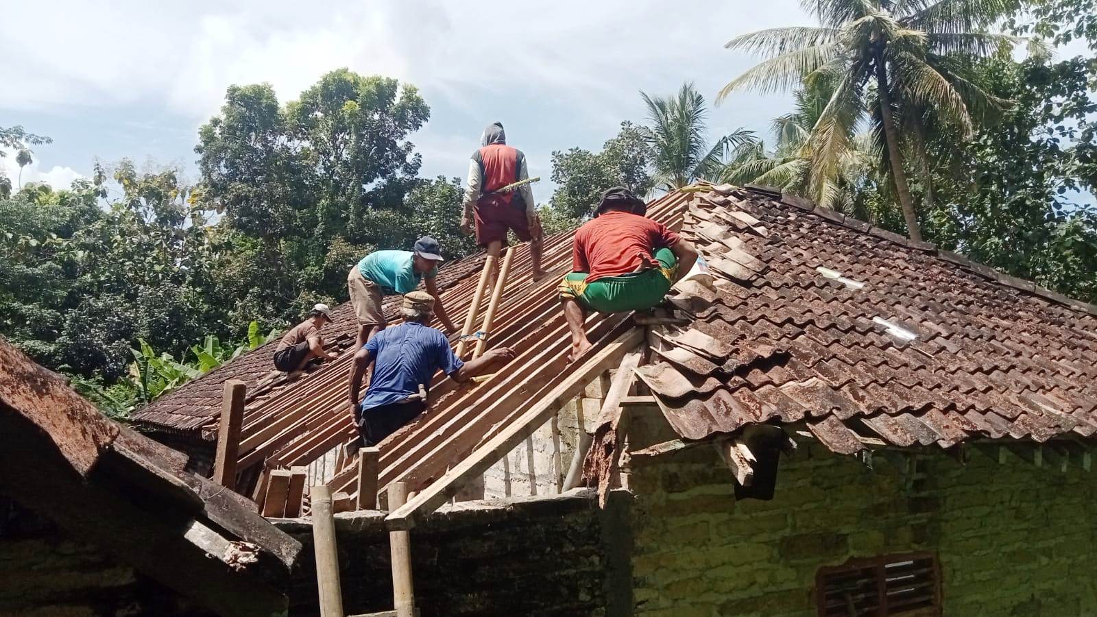 Atap Rumah Bu Parni Dibongkar, TMMD Kulon Progo’ Bantu Aladin