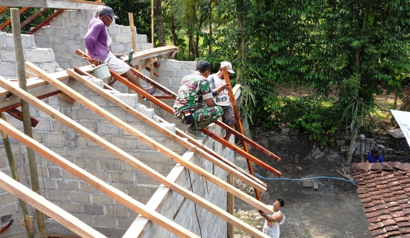 TMMD’ Pemasangan Rangka Atap Rumah Affan di Kulon Progo