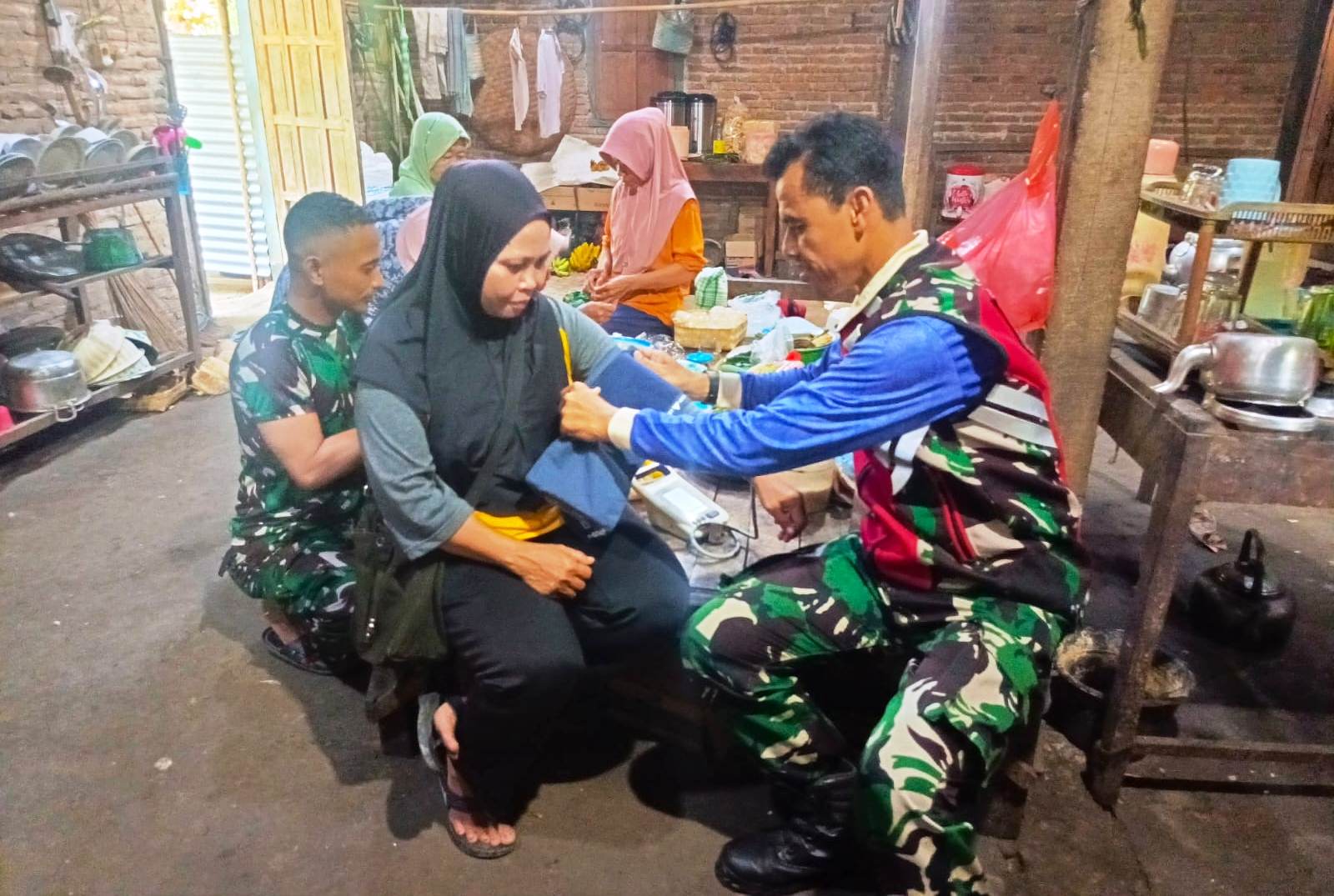 Tim Kesdim 0731 Kulon Progo Cek Tensi Ibu-Ibu di Dapur TMMD