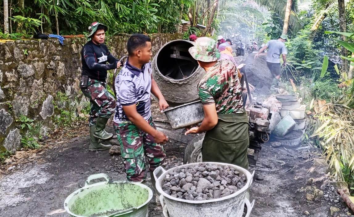Pengerjaan Rabat Beton Jalan Padukuhan Senden Dikebut TMMD