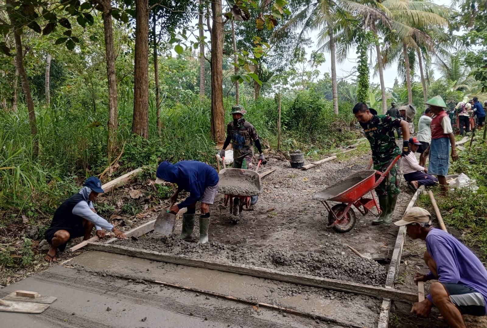 Satgas TMMD dan Warga Kebutan Rabat Beton Jalan di  Jurug