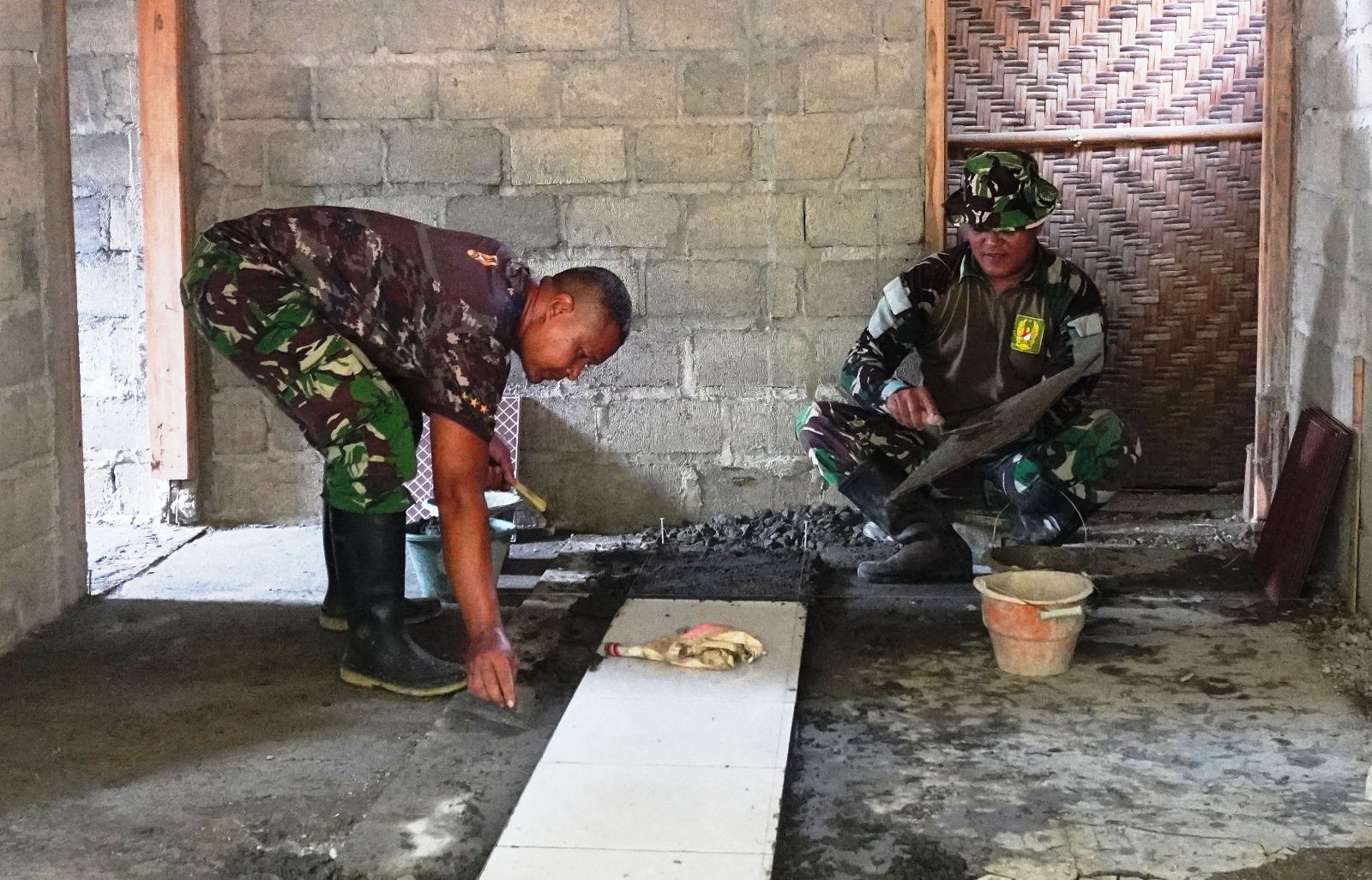 Pemasangan Keramik Rumah Pak Tupon Hampir Selesai