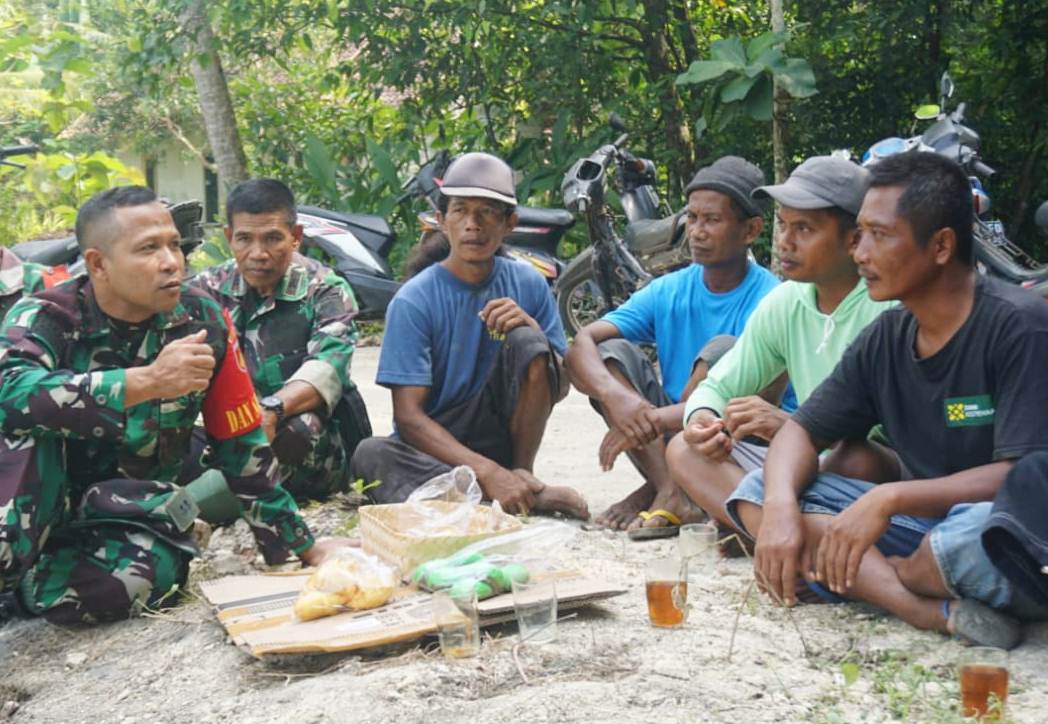 Keakraban Satgas TMMD dan Warga Perkuat Gotong Royong