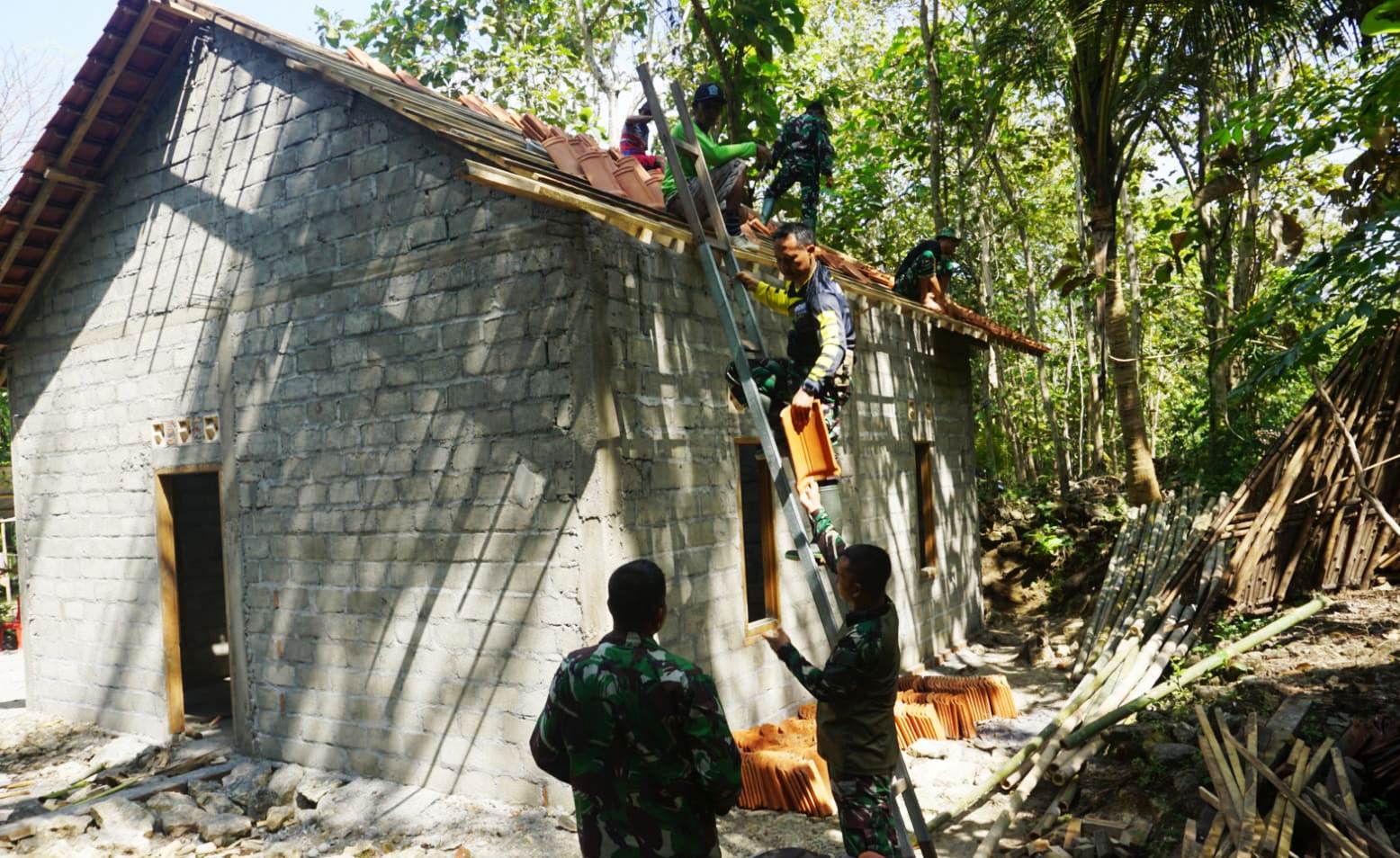 Satgas TMMD Pasang Genteng Rumah Pak Kanardi di Kulonprogo