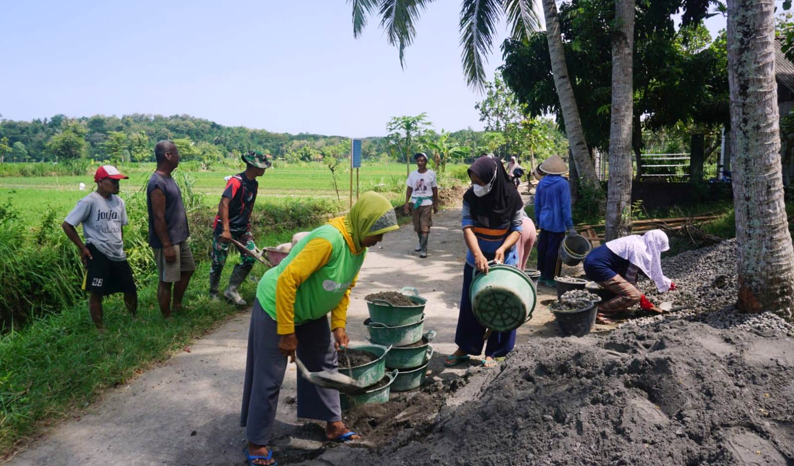 Emak-Emak Sidorejo Bangun Jalan TMMD Demi Anak Cucu