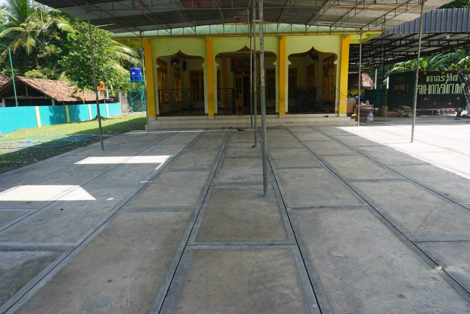 Halaman Masjid Al Ma’ruf Senden Kini Kuat dan Nyaman