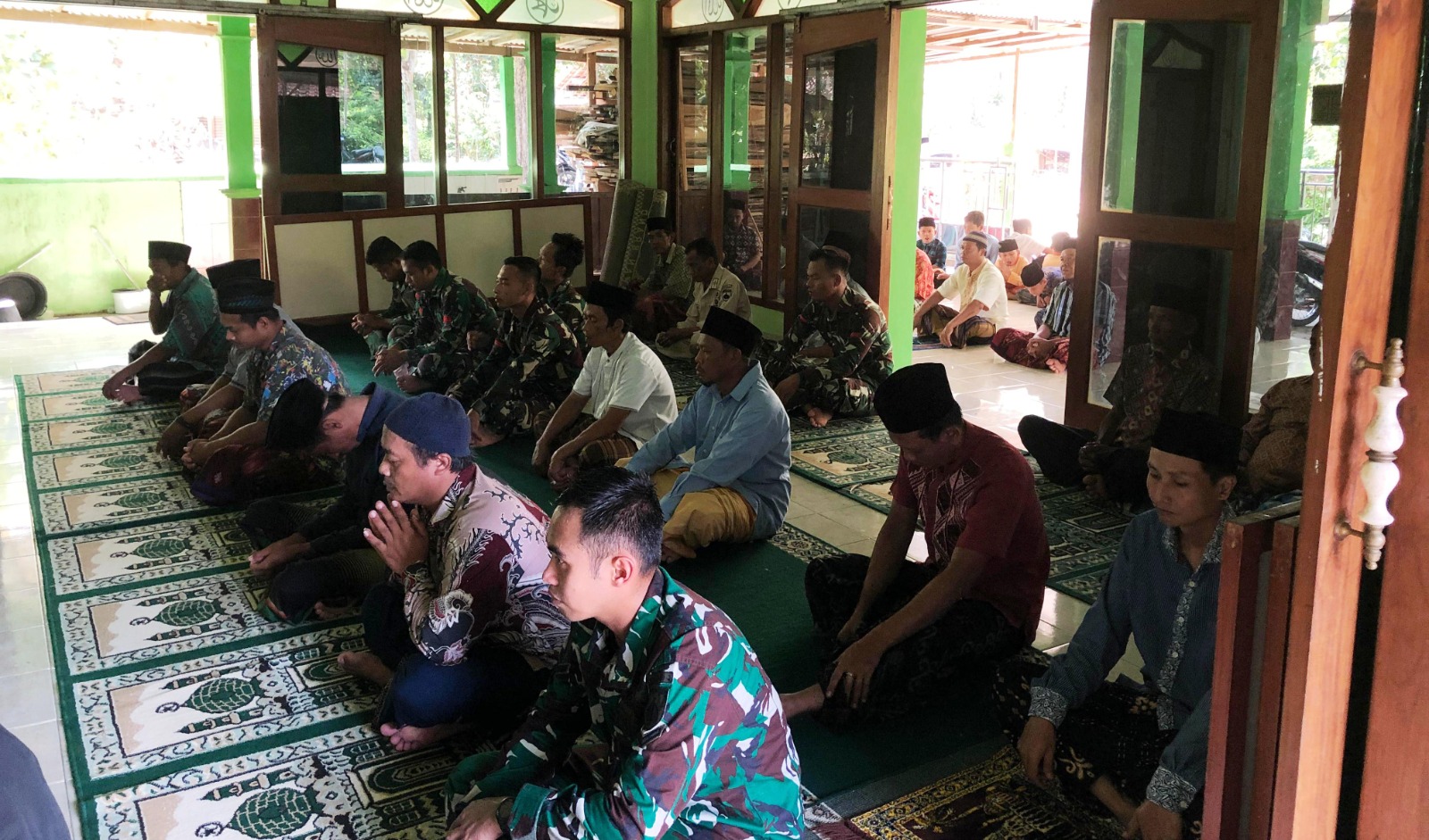 Anggota Satgas TMMD Sholat Jumat Bersama Warga Senden