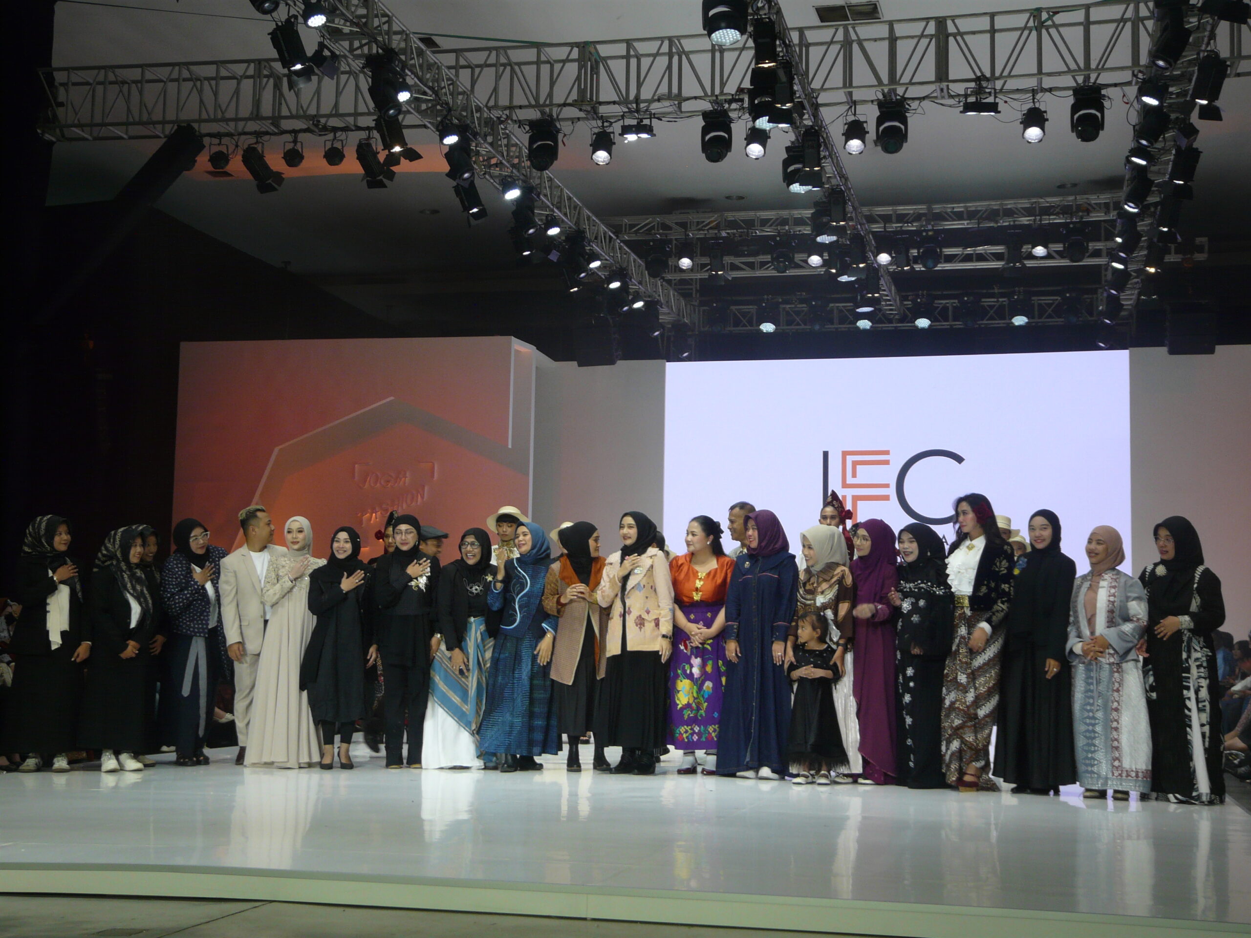 RECODE Hidupkan Wastra Indonesia di Jogja Fashion Week 2026