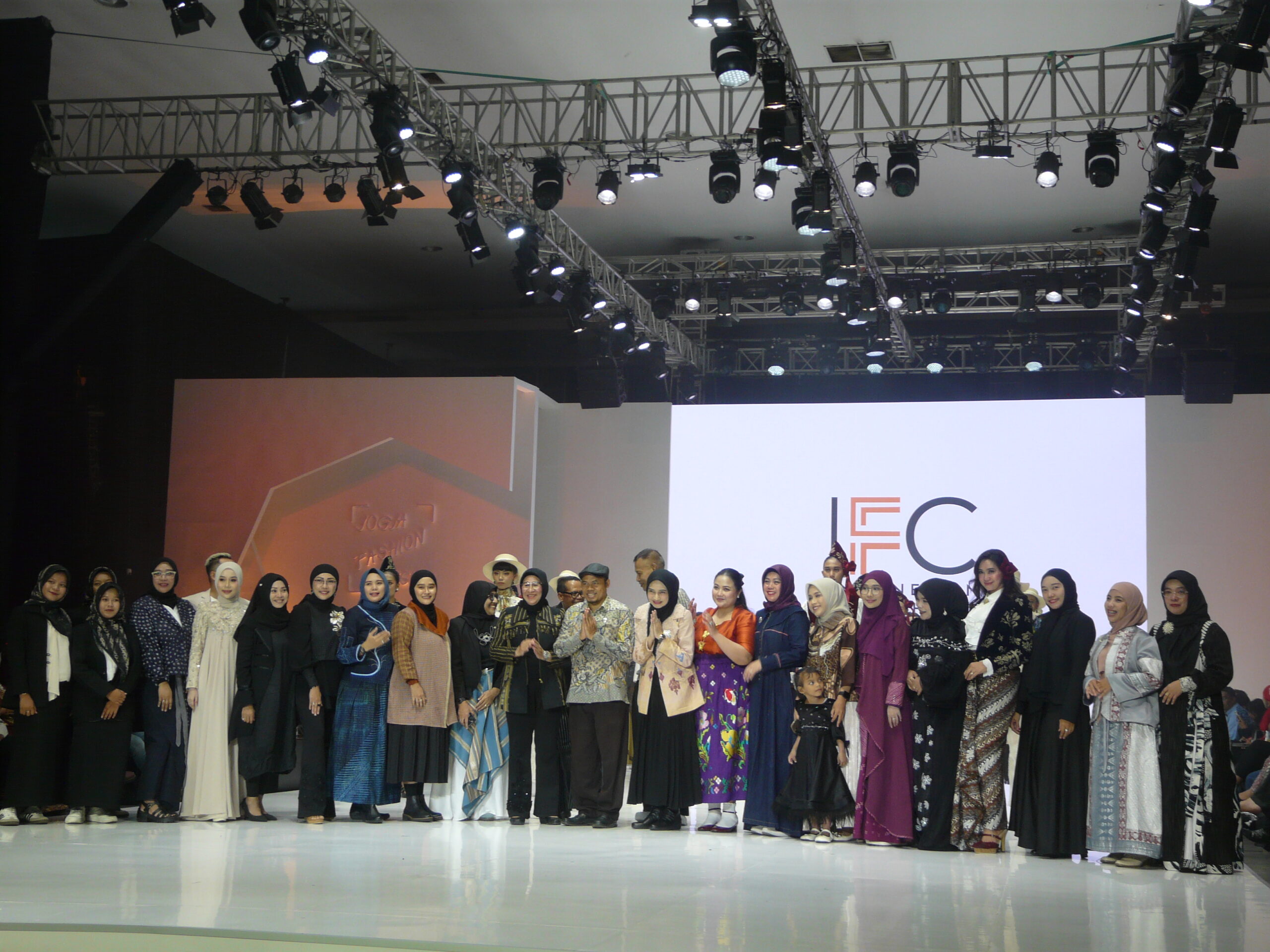 RECODE Hidupkan Wastra Indonesia di Jogja Fashion Week 2026