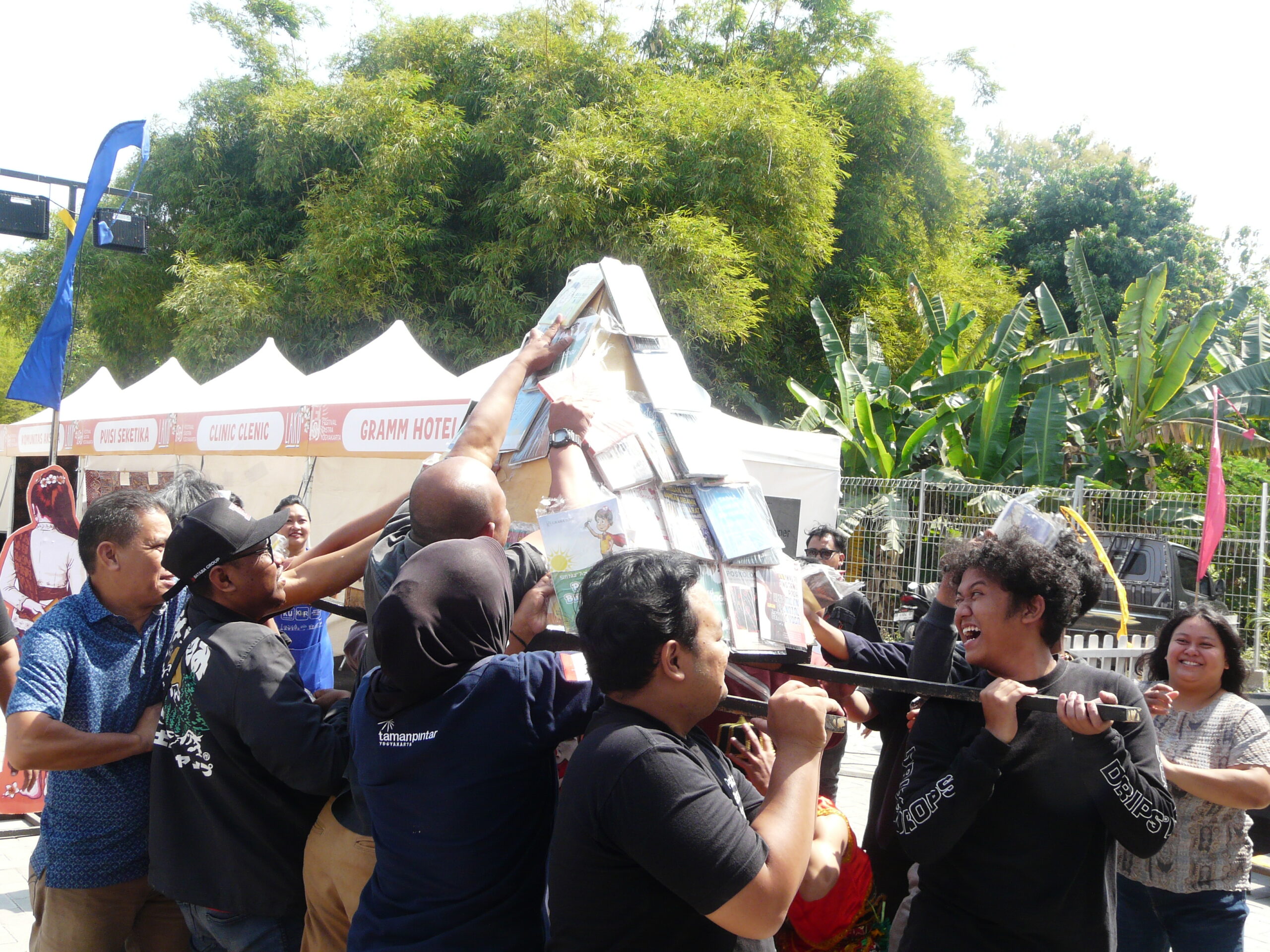 Festival Sastra Yogyakarta Rayakan Gunungan Buku