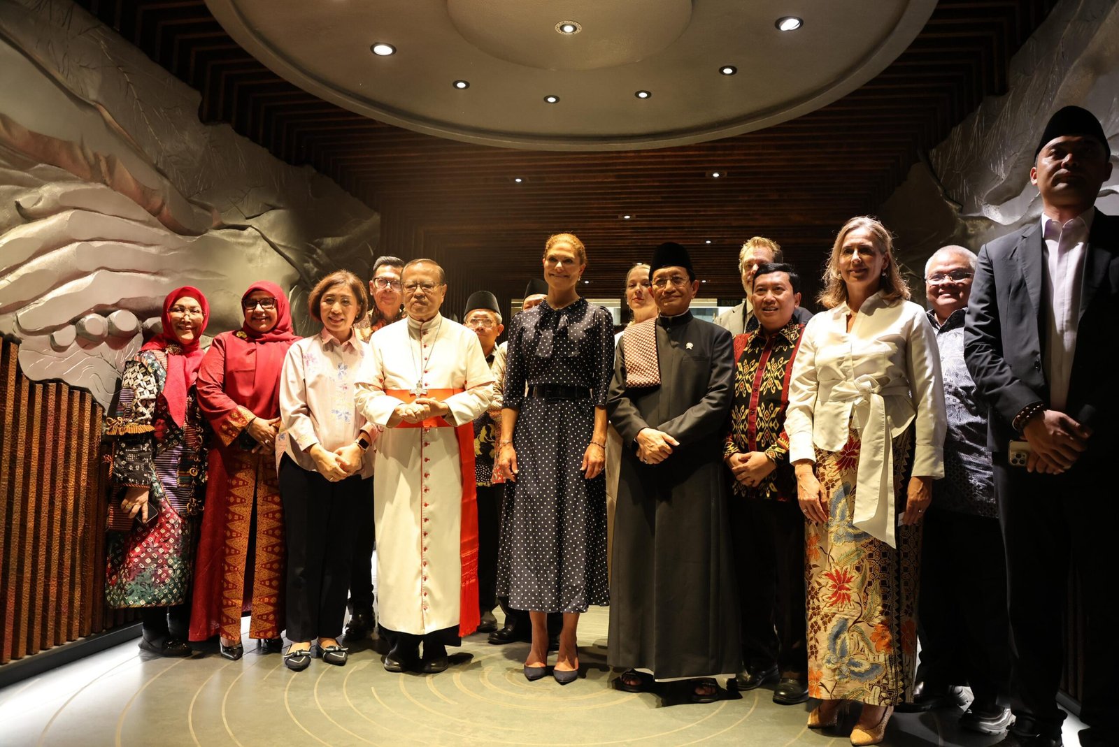 Putri Mahkota Victoria Sambangi Jakarta
