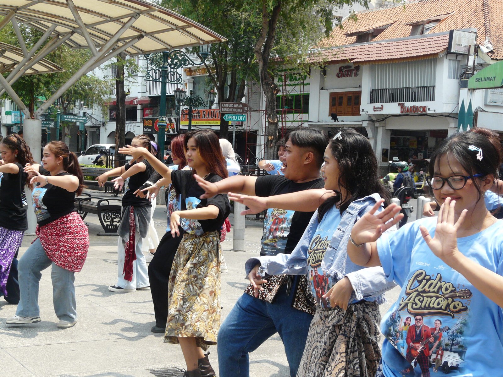 Flashmob Cidro Asmoro Ramaikan Trotoar Malioboro